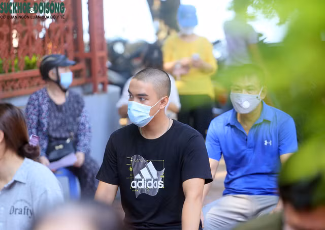 [Ảnh] Hà Nội tiếp tục lấy mẫu xét nghiệm SARS-CoV-2 trên diện rộng, quyết "truy lùng" hết F0 - Ảnh 6.