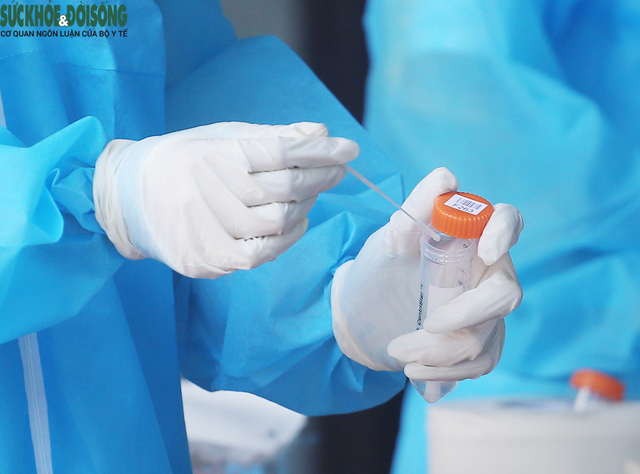 [Ảnh] Hà Nội tiếp tục lấy mẫu xét nghiệm SARS-CoV-2 trên diện rộng, quyết "truy lùng" hết F0 - Ảnh 15.
