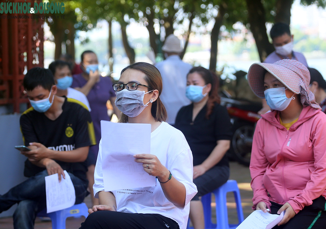 [Ảnh] Hà Nội tiếp tục lấy mẫu xét nghiệm SARS-CoV-2 trên diện rộng, quyết "truy lùng" hết F0 - Ảnh 7.