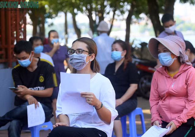 [Ảnh] Hà Nội tiếp tục lấy mẫu xét nghiệm SARS-CoV-2 trên diện rộng, quyết "truy lùng" hết F0 - Ảnh 7.