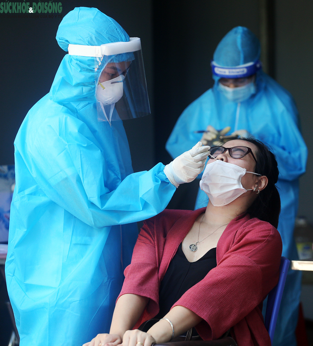 [Ảnh] Hà Nội tiếp tục lấy mẫu xét nghiệm SARS-CoV-2 trên diện rộng, quyết "truy lùng" hết F0 - Ảnh 11.