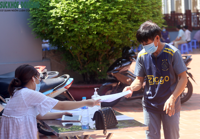 [Ảnh] Hà Nội tiếp tục lấy mẫu xét nghiệm SARS-CoV-2 trên diện rộng, quyết "truy lùng" hết F0 - Ảnh 2.