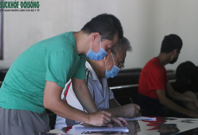 [Ảnh] Hà Nội tiếp tục lấy mẫu xét nghiệm SARS-CoV-2 trên diện rộng, quyết "truy lùng" hết F0 - Ảnh 3.