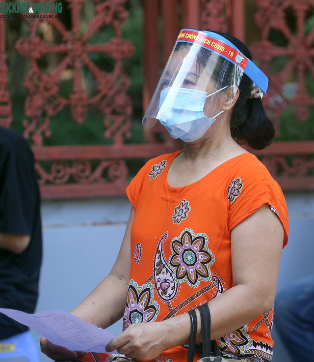 [Ảnh] Hà Nội tiếp tục lấy mẫu xét nghiệm SARS-CoV-2 trên diện rộng, quyết "truy lùng" hết F0 - Ảnh 8.