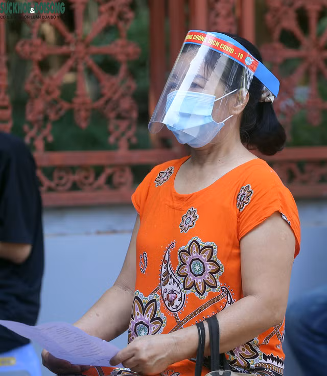 [Ảnh] Hà Nội tiếp tục lấy mẫu xét nghiệm SARS-CoV-2 trên diện rộng, quyết "truy lùng" hết F0 - Ảnh 8.