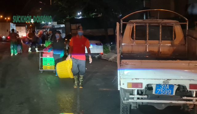 NÓNG: Giữa cao điểm chống dịch, hàng trăm người tụ tập bên ngoài chợ cá lớn nhất Hà Nội - Ảnh 11.