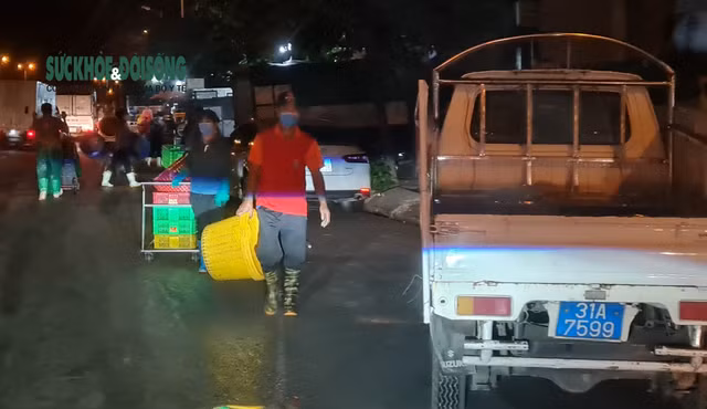 NÓNG: Giữa cao điểm chống dịch, hàng trăm người tụ tập bên ngoài chợ cá lớn nhất Hà Nội - Ảnh 11.