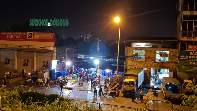 NÓNG: Giữa cao điểm chống dịch, hàng trăm người tụ tập bên ngoài chợ cá lớn nhất Hà Nội - Ảnh 2.