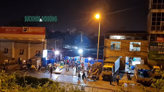 NÓNG: Giữa cao điểm chống dịch, hàng trăm người tụ tập bên ngoài chợ cá lớn nhất Hà Nội - Ảnh 2.