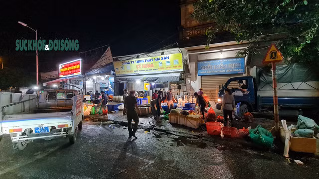 NÓNG: Giữa cao điểm chống dịch, hàng trăm người tụ tập bên ngoài chợ cá lớn nhất Hà Nội - Ảnh 12.