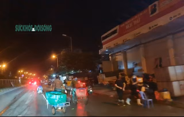 NÓNG: Giữa cao điểm chống dịch, hàng trăm người tụ tập bên ngoài chợ cá lớn nhất Hà Nội - Ảnh 7.
