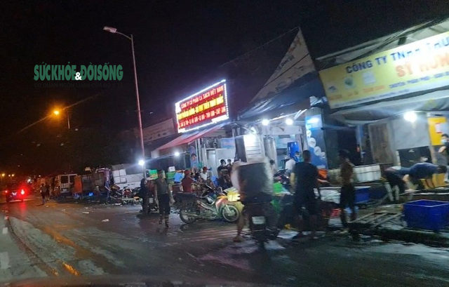 NÓNG: Giữa cao điểm chống dịch, hàng trăm người tụ tập bên ngoài chợ cá lớn nhất Hà Nội - Ảnh 4.