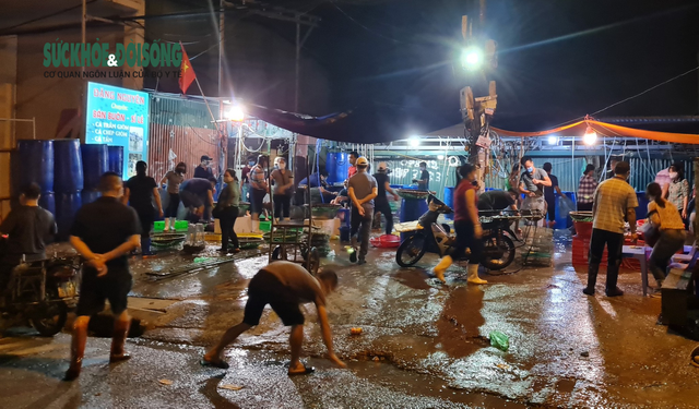 NÓNG: Giữa cao điểm chống dịch, hàng trăm người tụ tập bên ngoài chợ cá lớn nhất Hà Nội - Ảnh 8.