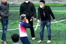 Có xử lý hình sự vụ cầm kiếm đe dọa người trên sân bóng?