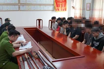 Hòa Bình: Nhóm đối tượng mang dao kiếm, chặn xe đánh người đi đường