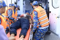 Cứu nạn thuyền viên bị cán nát bàn tay trên biển