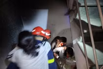 Cháy nhà trọ 6 tầng ở Hà Nội, 7 người mắc kẹt