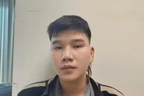 “Thông chốt” tông gãy chân cảnh sát, một đối tượng bị tạm giữ khẩn cấp