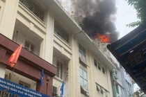 Cháy nhà sát trường tiểu học ở Hà Nội, sơ tán nhiều học sinh 