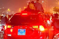 Hà Nội: Xử lý ô tô biển xanh chở người trên nóc xe