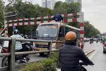 Tài xế điều khiển xe khách mắc kẹt trên cầu vượt Tây Sơn bị phạt