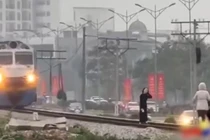 Góc nhìn luật sư vụ 2 người phụ nữ tạo dáng trên đường ray