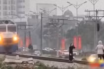 Góc nhìn luật sư vụ 2 người phụ nữ tạo dáng trên đường ray