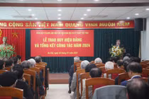 Đảng ủy cơ quan Liên hiệp Hội trao huy hiệu Đảng cho 37 đảng viên