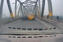 Quay đầu trên cầu Chương Dương, tài xế ô tô bị xử phạt nặng