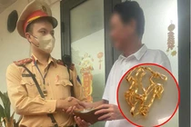 CSGT trao trả người dân 5 chỉ vàng đánh rơi trên đường