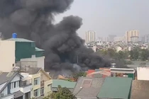 Cháy kho xưởng, cột khói bốc cao hàng chục mét ở Hà Nội