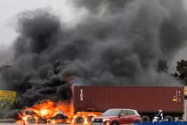Xe container bốc cháy ngùn ngụt khi đang đi trên đường ở Bắc Ninh