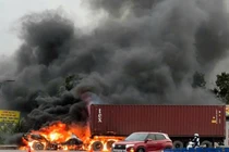 Xe container bốc cháy ngùn ngụt khi đang đi trên đường ở Bắc Ninh