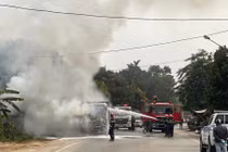 Hòa Bình: Xe tải bất ngờ bốc cháy trên Quốc lộ 6 