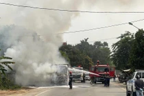 Hòa Bình: Xe tải bất ngờ bốc cháy trên Quốc lộ 6 