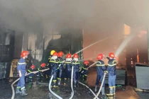 Cháy xưởng sản xuất đồ gỗ ở Bắc Giang