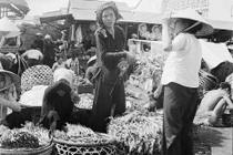 Hình quá hiếm về chợ Cầu Ông Lãnh ở Sài Gòn 74 năm trước