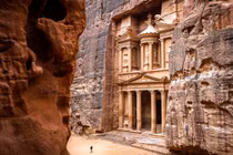Chiêm ngưỡng thành phố thiêng tạc vào đá đẹp mê hồn ở Trung Đông