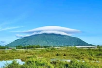 Vì sao mây hình đĩa bay thường xuyên xuất hiện ở núi Chứa Chan? 