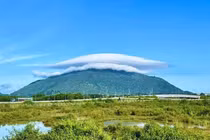 Vì sao mây hình đĩa bay thường xuyên xuất hiện ở núi Chứa Chan? 