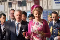  Nhà vua và Hoàng hậu Bỉ ngắm cảnh đẹp Cát Bà từ trên không