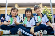 VINAMILK mang niềm vui uống sữa đến với 11.000 trẻ em 