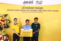 Quỹ phát triển tài năng Việt trao tặng hồ bơi cho trẻ em nghèo