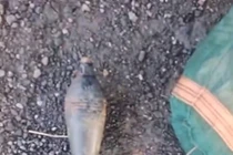 Mò bắt lươn vớt được vật lạ, nào ngờ là thứ cực nguy hiểm