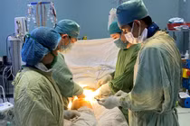 Vụ cây xanh bật gốc: Người phụ nữ mang thai bị rách thận, vỡ gan