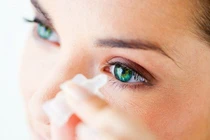 Loạt sai lầm khi dùng thuốc nhỏ mắt gây nguy hiểm, nhiều người mắc phải