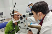 Lâm Đồng: Khám sàng lọc, thay thủy tinh thể miễn phí cho bệnh nhân