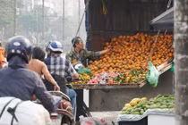 Hà Nội: Kinh doanh trái cây lấn chiếm vỉa hè, lòng đường 