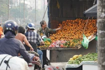 Hà Nội: Kinh doanh trái cây lấn chiếm vỉa hè, lòng đường 