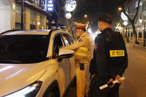 Theo chân các chiến sĩ công an tại chốt kiểm tra nồng độ cồn